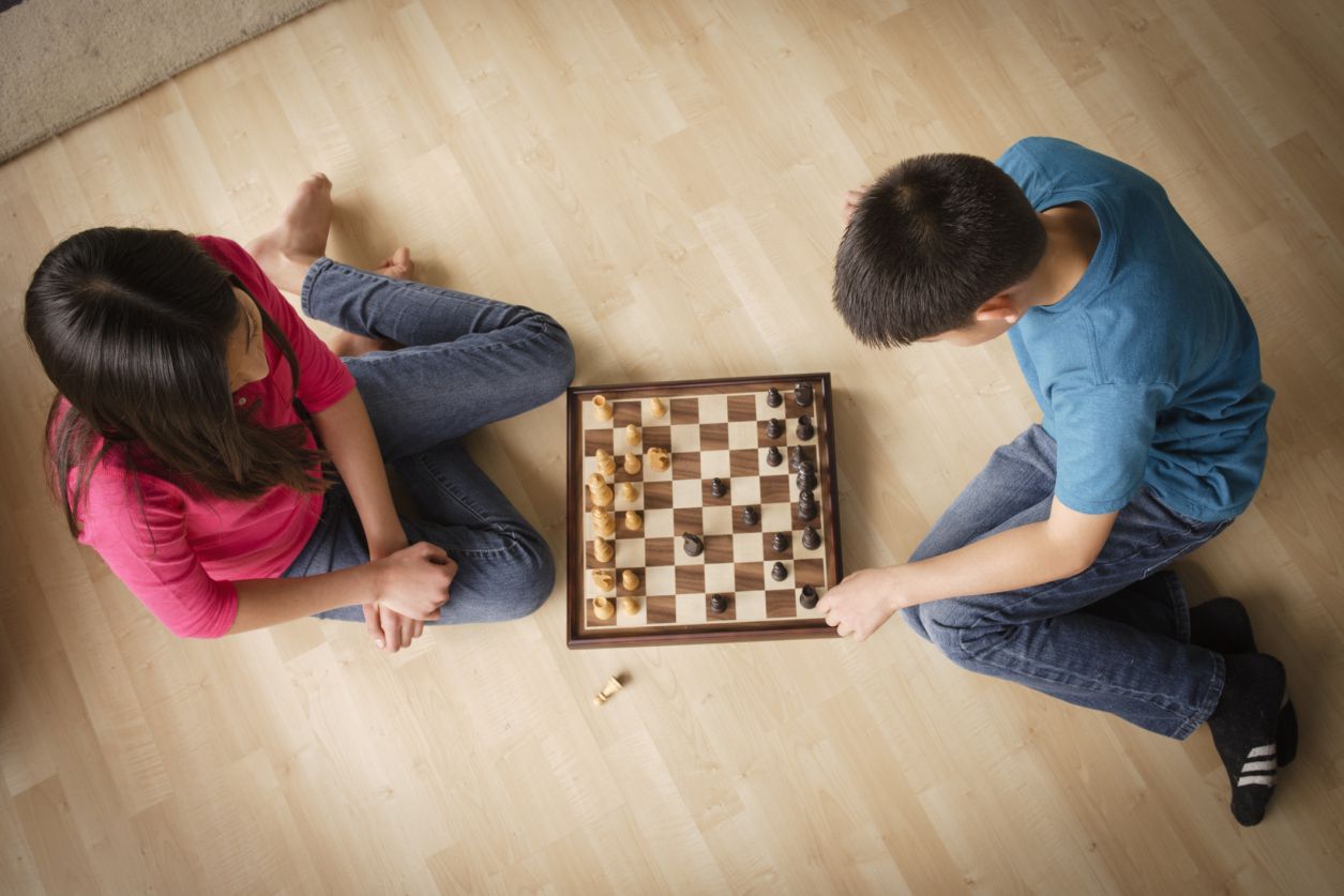 孩子们在地板上下棋