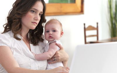妈妈带着孩子在电脑上查找信息。母乳喂养与鹅口疮，念珠菌感染。