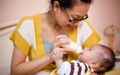 母亲用奶瓶喂婴儿