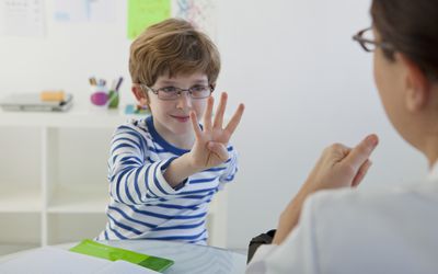 父母和孩子在做数学活动