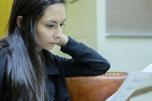 一个年轻女人看着一封大学拒绝信