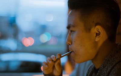 抽烟的香烟