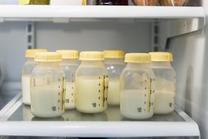 存放在冰箱里的已表达的母乳