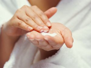 手里拿着保湿霜的女人