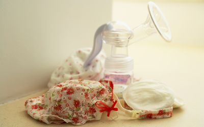 哺乳胸罩，有乳房垫和吸奶器