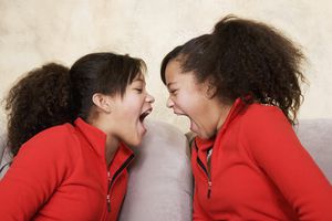 姐妹们互相吼叫