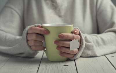 人拿茶