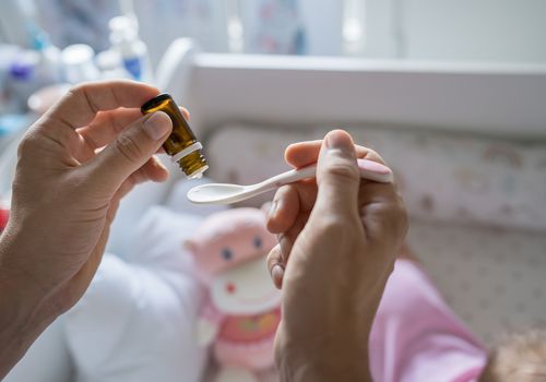 父母用勺子给婴儿喂益生菌