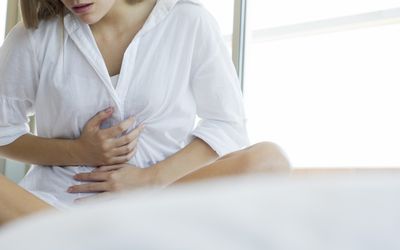 一名女性腹部疼痛