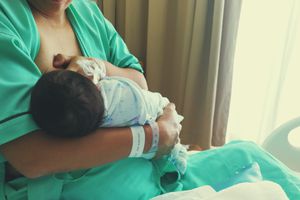 母亲母乳喂养儿子