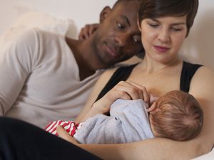 幸福的父母，婴儿的婴儿是母乳喂养