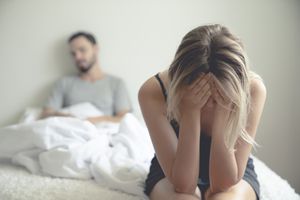 女人坐在床上