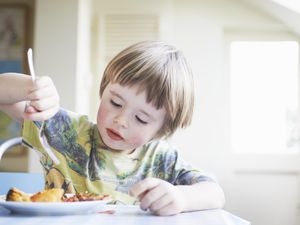 孩子在吃饭的时候