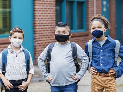 孩子们戴着面具