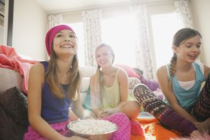 女孩们在睡衣派对上闲逛＂width=