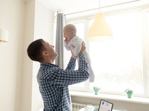 爸爸抱着一个婴儿