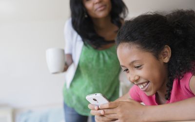 mom-watching-child-use-phone