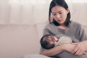 母亲喂养婴儿