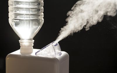 紧凑型家用加湿器产生蒸汽。