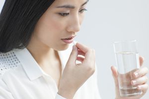 服用药片的妇女