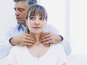 医生检查患者