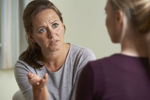 成熟的女人与另一个女人交谈