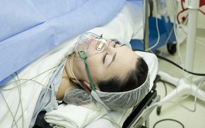 女人接受剖腹产