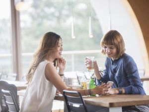 女商人在自助餐厅使用手机