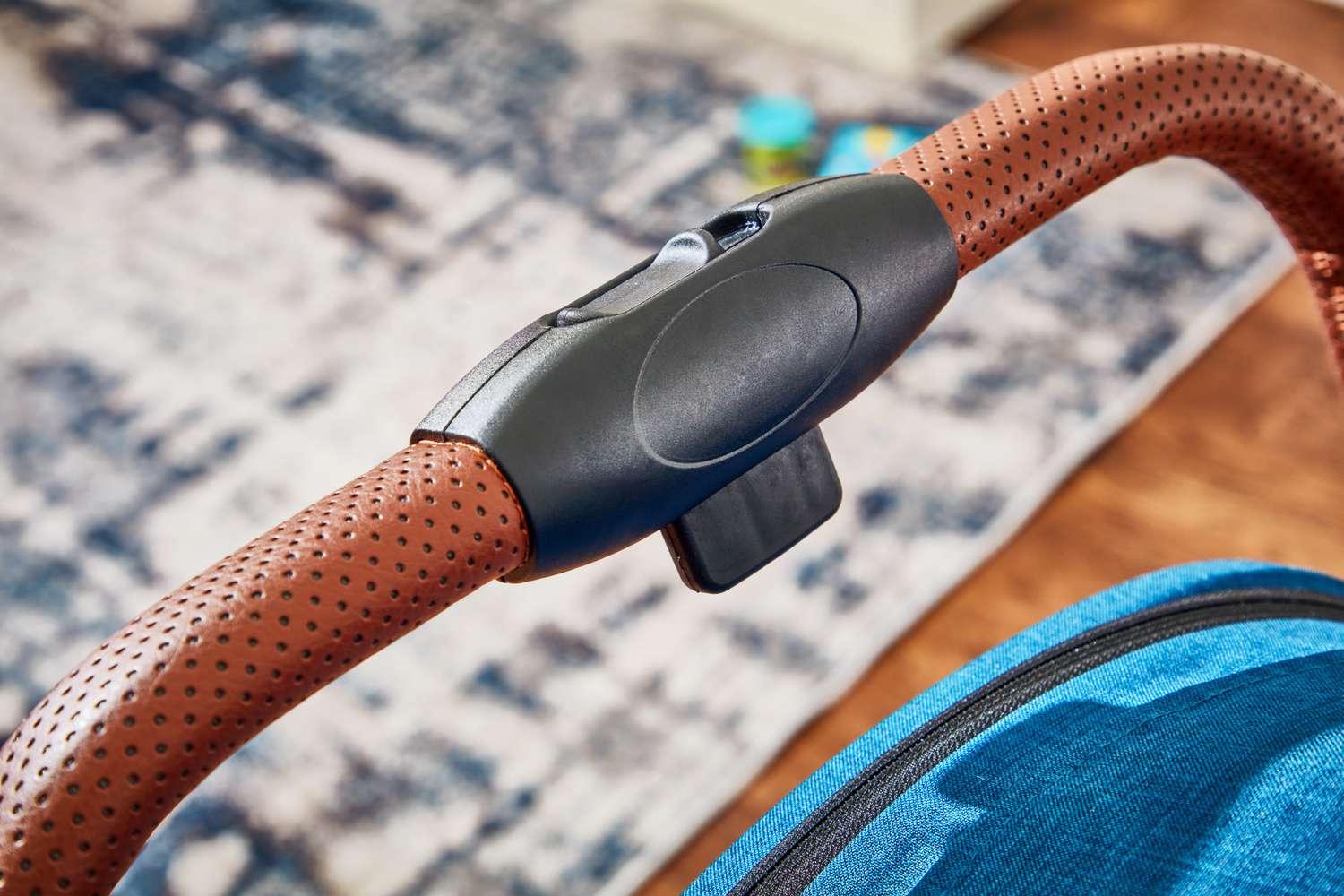Close up of Bombi Bebee Lightweight Stroller handle