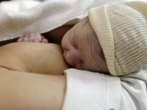 分娩后在医院给新生儿哺乳
