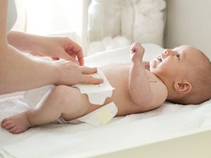 婴儿换尿布