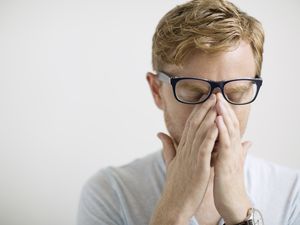 黑胡子的眼睛看着他的眼镜