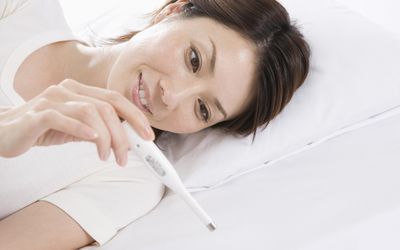 女人测量自己的体温