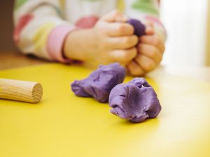 孩子的手揉捏着黏土模型