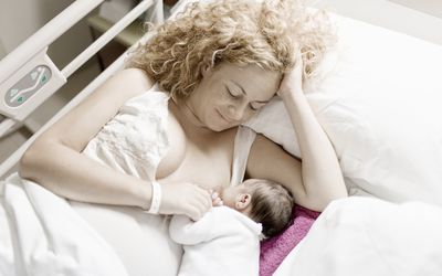 母乳喂养婴儿在医院里