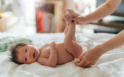 亚洲婴儿正在换尿布。