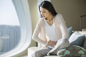 年轻女人在床上抱着枕头