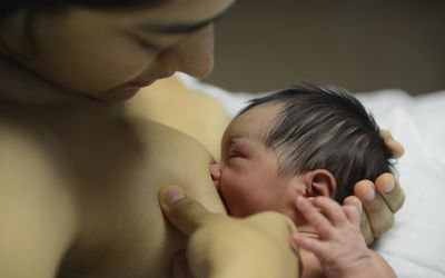 一位西班牙母亲在医院给刚出生的婴儿喂奶