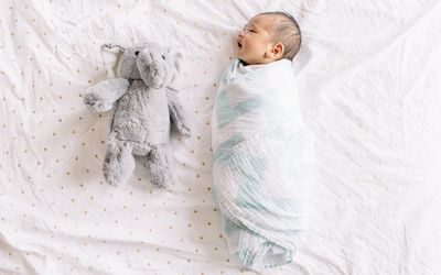 把婴儿的婴儿拉起来