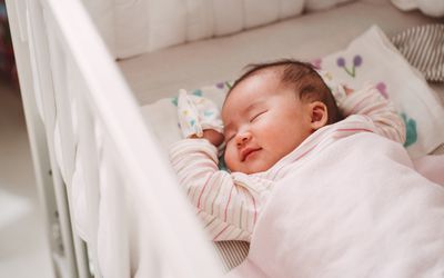 婴儿睡在婴儿床上