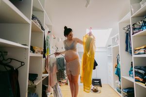 孕妇在衣柜里翻衣服