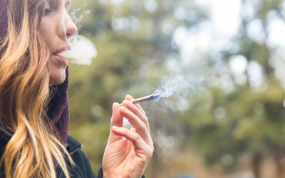 女人抽大麻