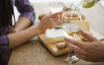 如果你怀孕了，避免软奶酪和酒精。