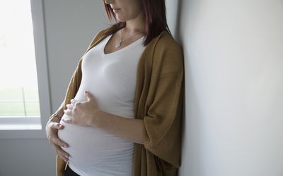 孕妇抱着自己的肚子