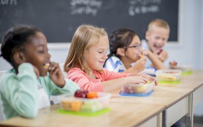 学生在学校吃零食-存货照片