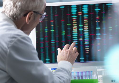 科学家在实验室的电脑屏幕上比较DNA结果