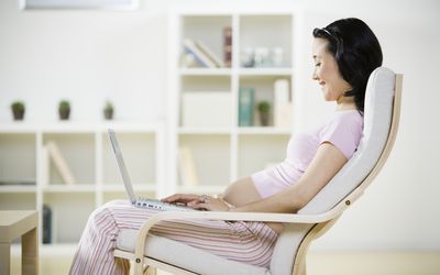 孕妇的电脑，在镜子里，