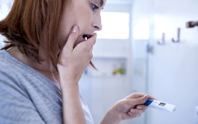 害怕的女人看着验孕棒华体会体育官方人口