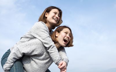 成年双胞胎姐妹一起笑