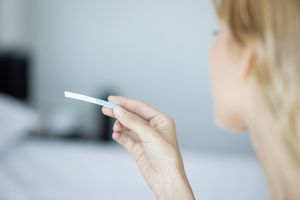 一位女士正在看排卵试纸